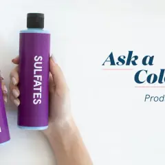 Manos sostienen dos botellas moradas: una dice "SULFATE FREE" y la otra "SULFATES". Aprende cómo saber si un champú tiene sulfatos.