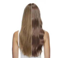 Comparación de cabello: antes y después. El lado izquierdo muestra un cabello rubio ceniza, mientras que el derecho revela un color de pelo castaño claro sedoso y brillante.
