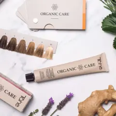 Paleta de color tinte pelo con tonos rubios y castaños. Tubo de coloración permanente y caja de la marca Organic Care.