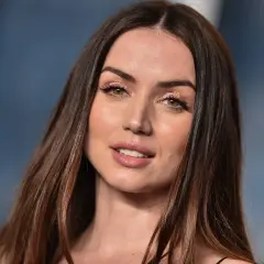 Ana de Armas luce un cabello liso y sedoso, un estilo que se puede lograr como alisar el pelo sin plancha.