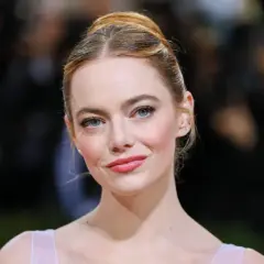 Emma Stone, con su color de pelo para ojos verdes, luce un peinado recogido y un maquillaje sutil.
