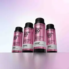 Cuatro botellas de baño de brillo para el pelo Redken Shades EQ Gloss en tonos perlados y lilas, listas para dar un acabado radiante.