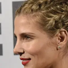 Peinado recogido coleta alta boda, con trenzas y labios rojos.