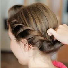 Manos expertas crean peinados trenzas boda, un recogido elegante y romántico para un día especial.