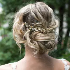 Recogido con trenzas boda, adornado con una delicada diadema dorada con detalles de pedrería.