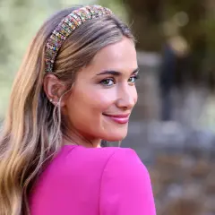 Peinados para bodas pelo suelto: melena ondulada con diadema de pedrería, ideal para un look romántico y elegante.