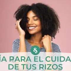 Mujer sonríe con ojos cerrados, tocando su pelo rizado. Guía para el cuidado de tus rizos, aprendiendo como hidratar el pelo rizado.