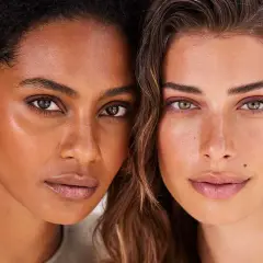 Dos mujeres de pieles y cabellos distintos, con miradas serenas, celebrando la belleza pro aging.