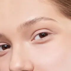 Primer plano de un rostro con piel clara y ojos marrones. Ideal para una rutina skincare piel normal.