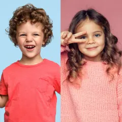 Niños sonriendo, uno con un corte pelo chico rizado y otro con un producto para el cabello.