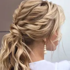 Peinados para boda con trenzas y pelo suelto, un estilo romántico y bohemio con ondas suaves y detalles trenzados.