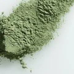 Polvo fino de te verde para la cara, ideal para mascarillas y tratamientos de belleza.