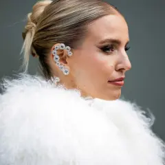 Elegante peinado moño boda con un llamativo pendiente de brillantes.