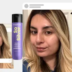 Mujer con pelo rubio y reflejos dorados, sonriendo. A su lado, botellas de champú morado y violeta, ideales para mantener el pelo color violeta vibrante.