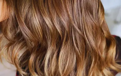 Cabello castaño con mechas rubias naturales que le dan un brillo y dimensión espectaculares.