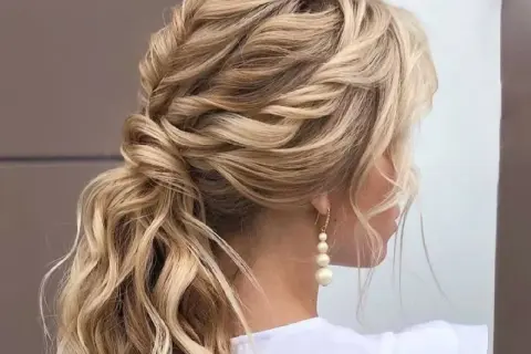Peinados para boda con trenzas y pelo suelto, un estilo romántico y bohemio con ondas suaves y detalles trenzados.