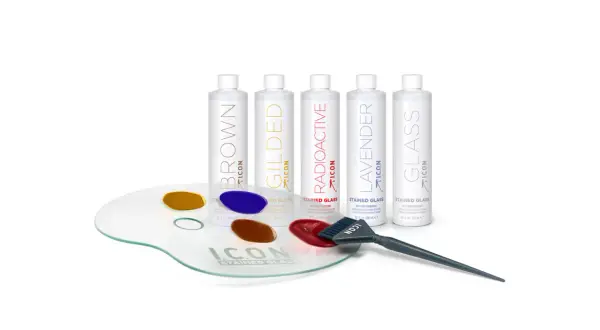 Paleta de peluquería con tintes ICON Stained Glass y pincel, ideal para aprender como hacer un arrastre de color.