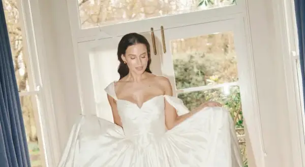 Novia radiante con un vestido de ensueño, ideal para los pelos para bodas. Luz natural y ventana al jardín.