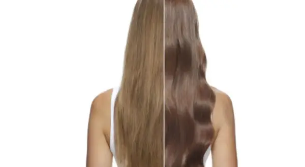 Comparación de cabello: antes y después. El lado izquierdo muestra un cabello rubio ceniza, mientras que el derecho revela un color de pelo castaño claro sedoso y brillante.