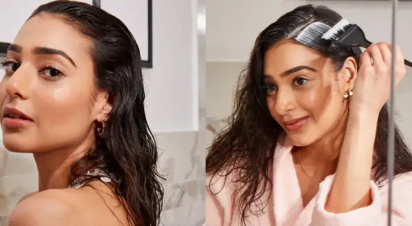 Mujer con pelo mojado se aplica tinte con brocha. Se puede teñir el pelo mojado para un color uniforme y duradero.