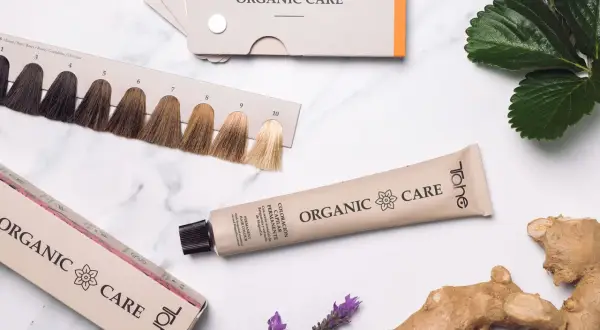 Paleta de color tinte pelo con tonos rubios y castaños. Tubo de coloración permanente y caja de la marca Organic Care.