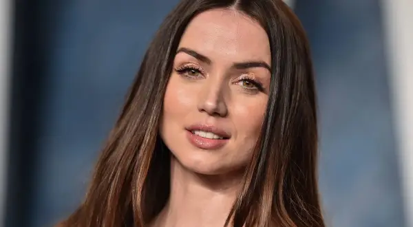 Ana de Armas luce un cabello liso y sedoso, un estilo que se puede lograr como alisar el pelo sin plancha.