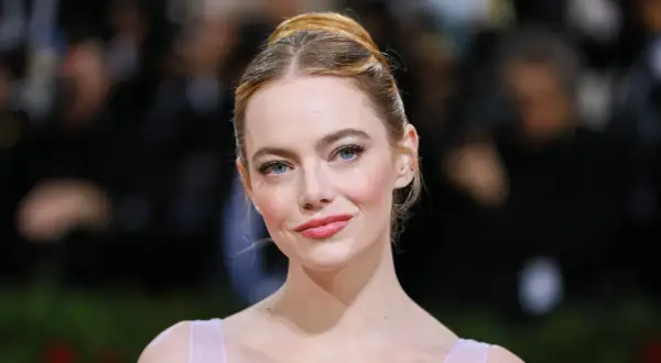 Emma Stone, con su color de pelo para ojos verdes, luce un peinado recogido y un maquillaje sutil.