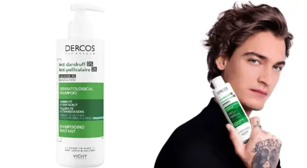 Champú anticaspa Dercos DS, ideal para quitar tinte y tratar la caspa. Un hombre joven sostiene la botella.