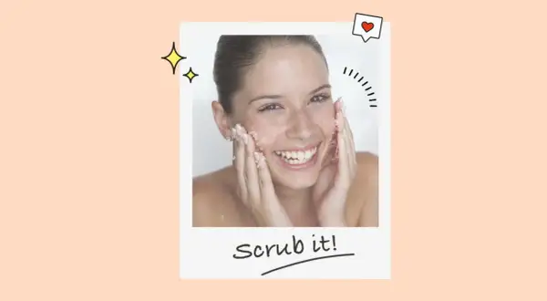 Una mujer sonríe mientras se aplica exfoliante facial. Descubre para qué sirve el exfoliante facial y luce una piel radiante.