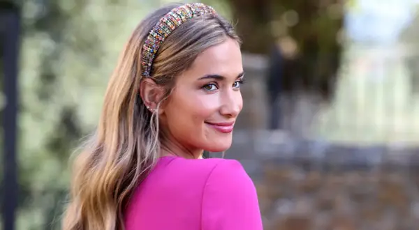 Peinados para bodas pelo suelto: melena ondulada con diadema de pedrería, ideal para un look romántico y elegante.