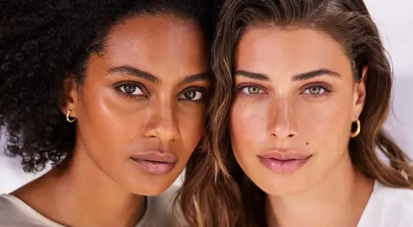 Dos mujeres de pieles y cabellos distintos, con miradas serenas, celebrando la belleza pro aging.