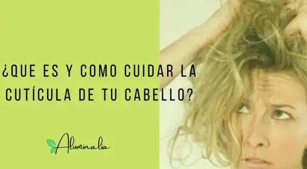¿Qué es y cómo cuidar la cutícula de tu cabello? Una mujer con cabello enredado se pregunta cómo mejorar la salud de su cutícula capilar.
