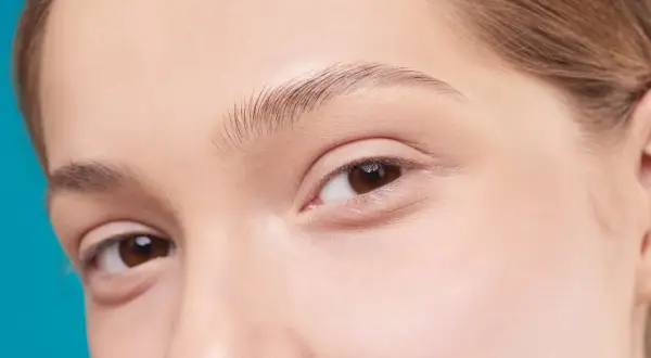 Primer plano de un rostro con piel clara y ojos marrones. Ideal para una rutina skincare piel normal.