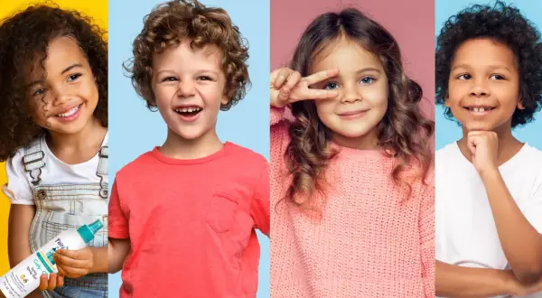 Niños sonriendo, uno con un corte pelo chico rizado y otro con un producto para el cabello.