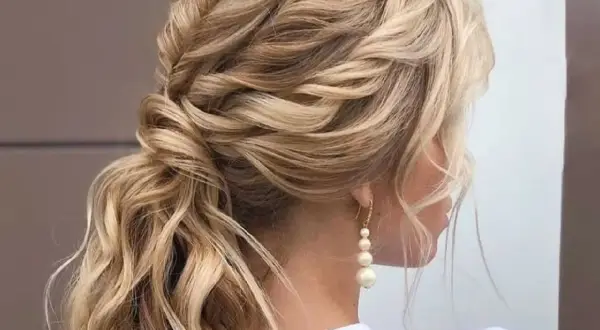 Peinados para boda con trenzas y pelo suelto, un estilo romántico y bohemio con ondas suaves y detalles trenzados.