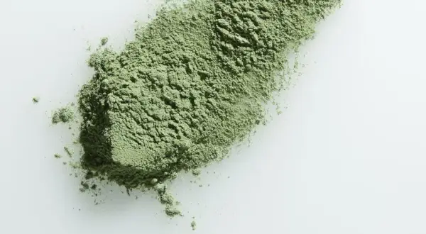 Polvo fino de te verde para la cara, ideal para mascarillas y tratamientos de belleza.