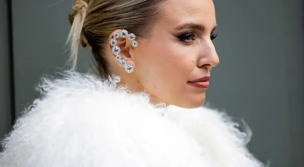 Elegante peinado moño boda con un llamativo pendiente de brillantes.