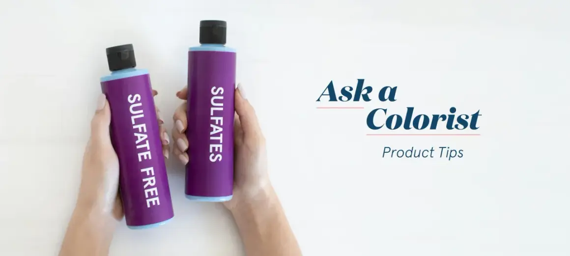 Manos sostienen dos botellas moradas: una dice "SULFATE FREE" y la otra "SULFATES". Aprende cómo saber si un champú tiene sulfatos.