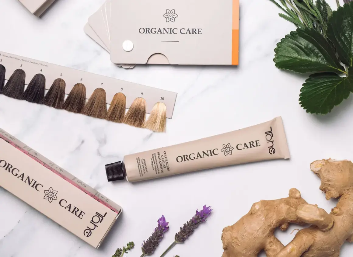 Paleta de color tinte pelo con tonos rubios y castaños. Tubo de coloración permanente y caja de la marca Organic Care.