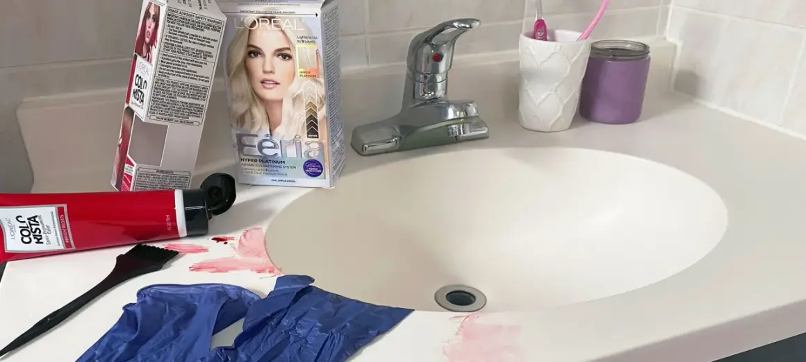 Kit para quitar tinte de cabello en el lavabo, con guantes, brocha y manchas rojas.