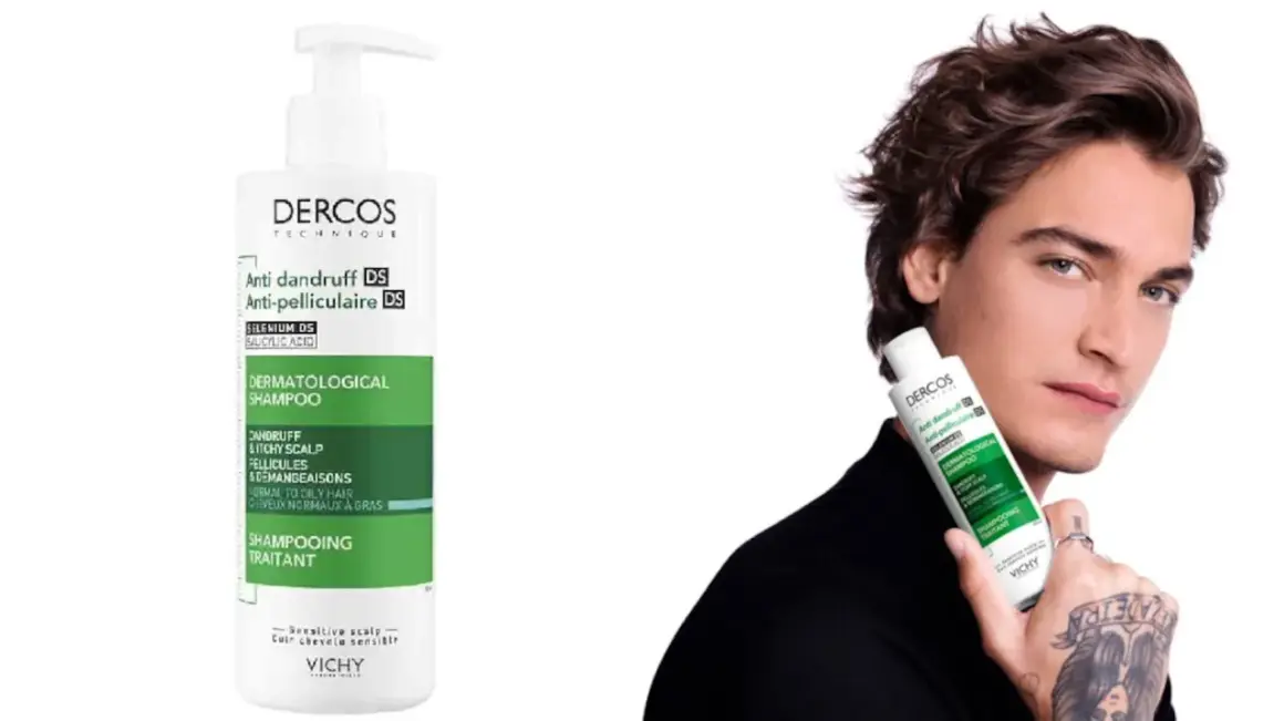Champú anticaspa Dercos DS, ideal para quitar tinte y tratar la caspa. Un hombre joven sostiene la botella.