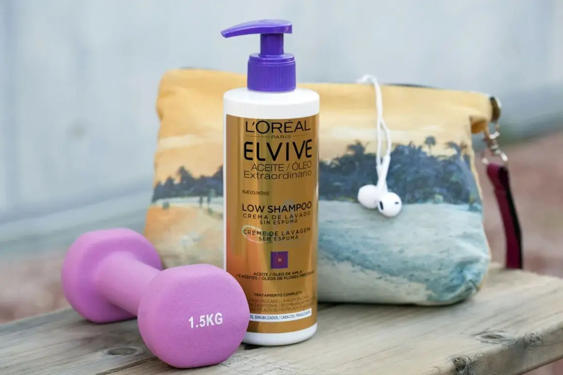 Rutina de ejercicio y cuidado capilar: pesa de 1.5kg, bolso playero y champú low poo Elvive.
