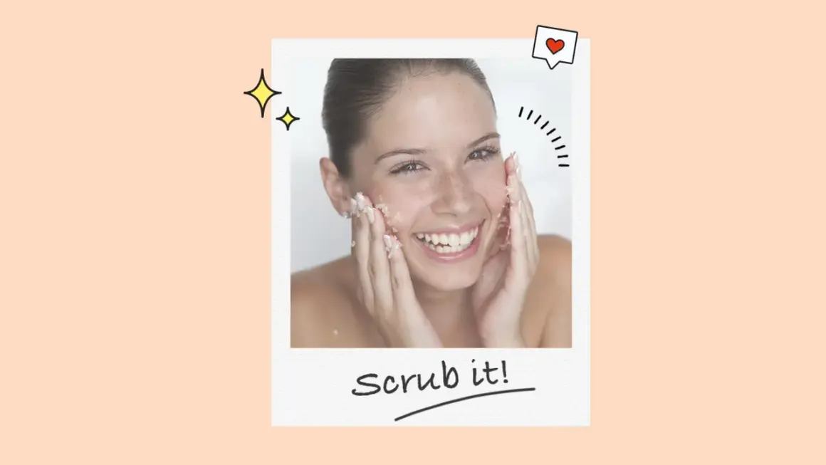 Una mujer sonríe mientras se aplica exfoliante facial. Descubre para qué sirve el exfoliante facial y luce una piel radiante.