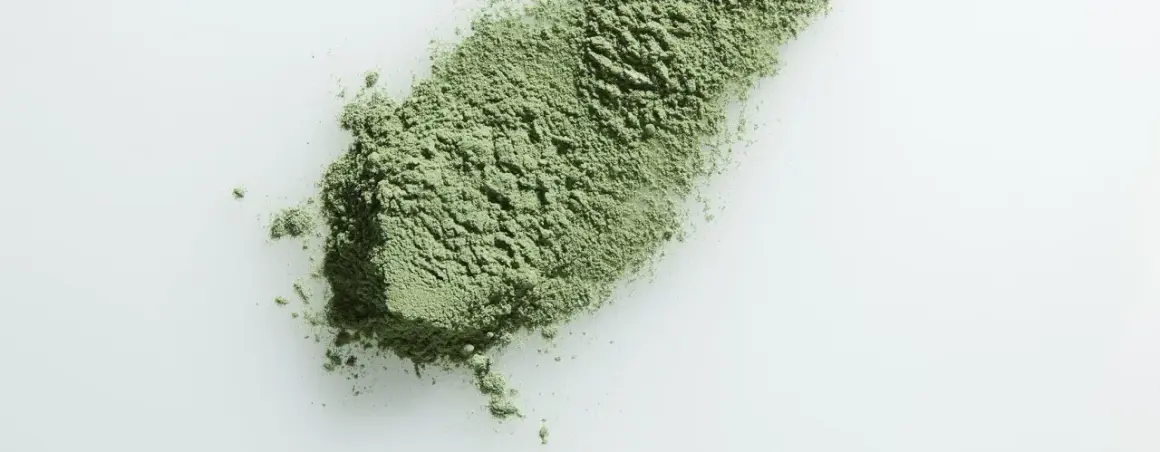 Polvo fino de te verde para la cara, ideal para mascarillas y tratamientos de belleza.
