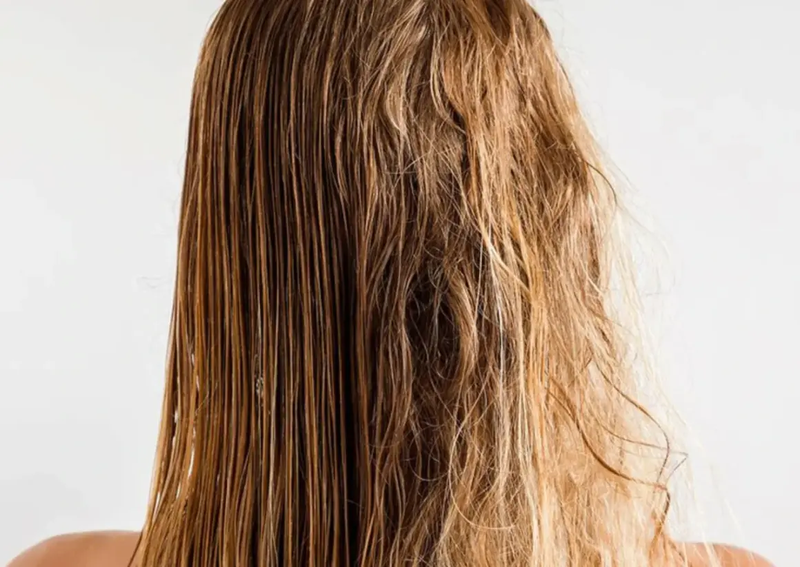 Cabello mojado y liso a un lado, y pelo roto y encrespado al otro, mostrando el contraste.