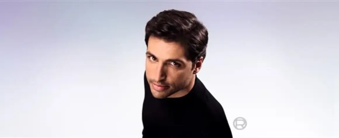Hombre con pelo seco y oscuro, con mirada intensa, viste de negro.