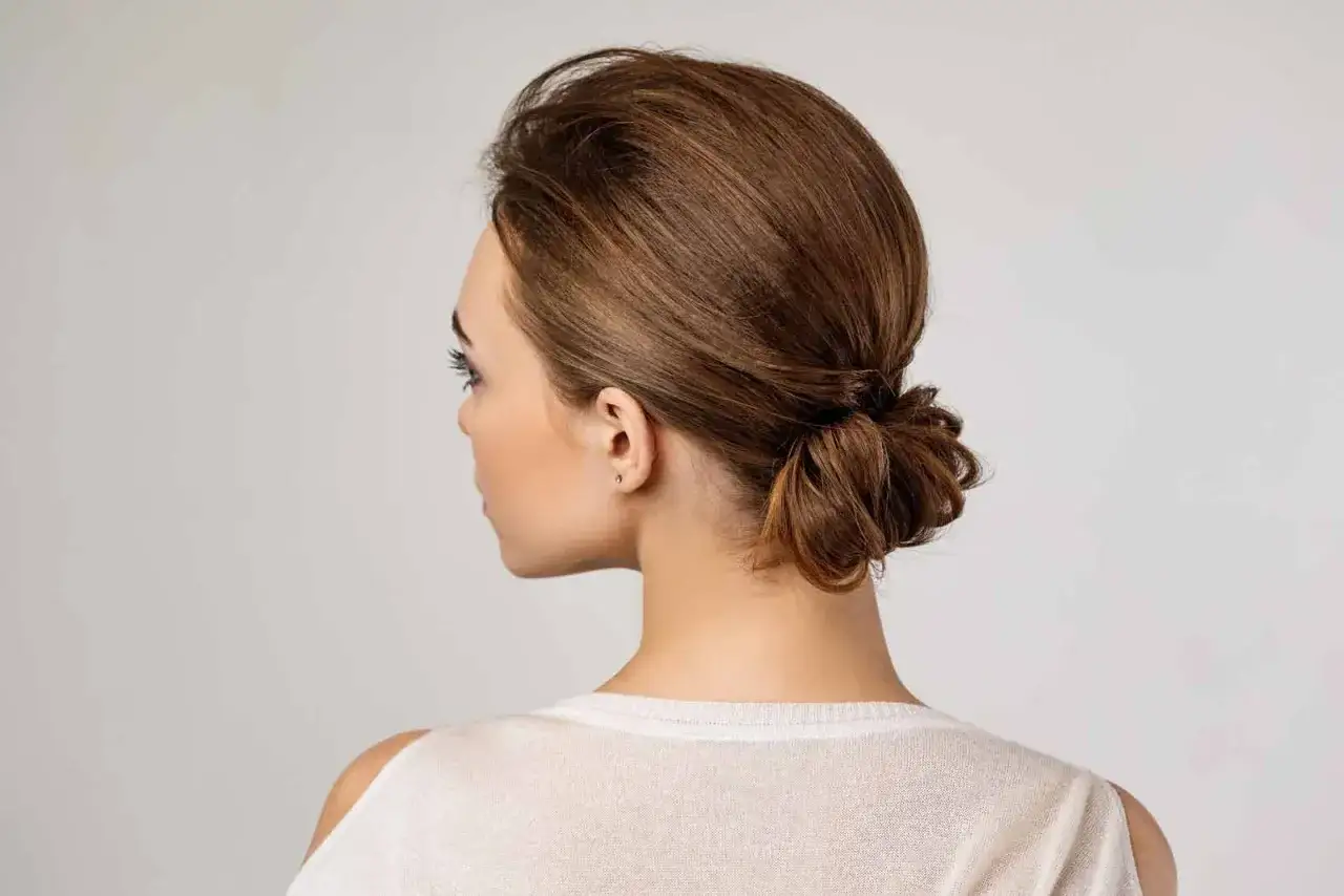 Moño bajo y elegante, perfecto para pelo corto en una boda. Un estilo romántico y sofisticado.