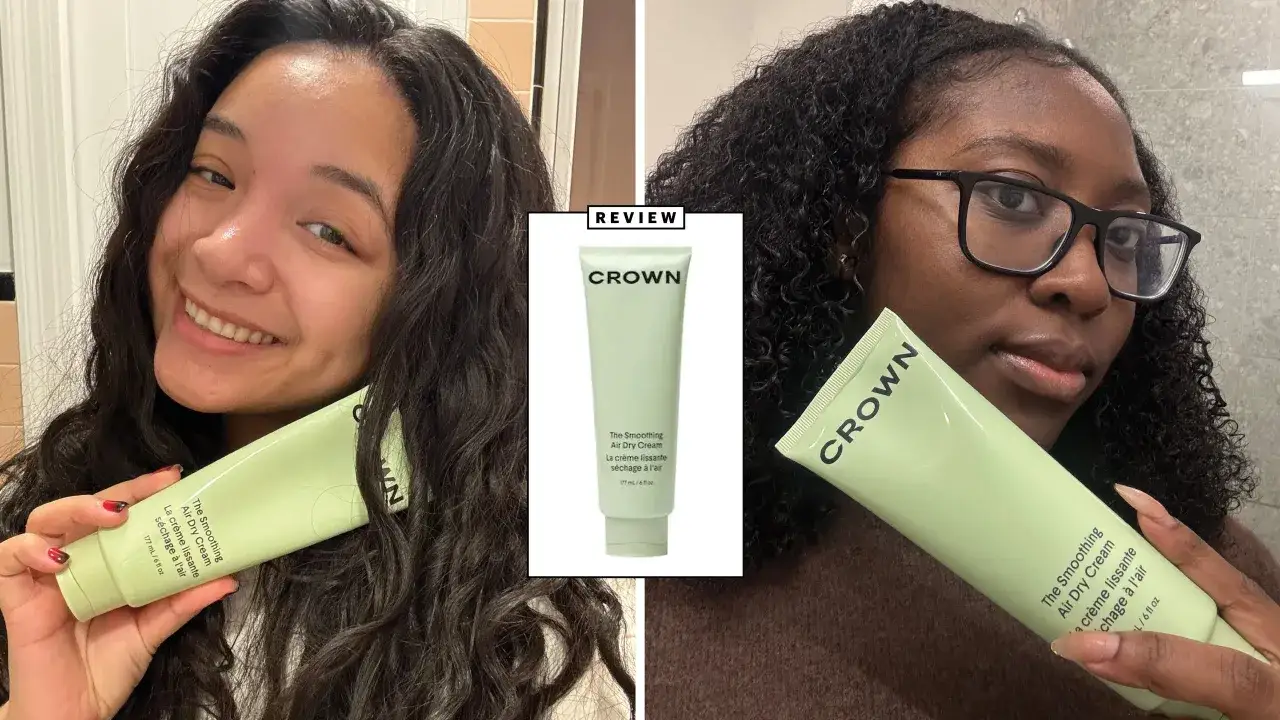 Dos mujeres sonr&iacute;en mostrando un tubo de crema para el cabello Crown. Este acondicionador y suavizante es lo mismo, ideal para un acabado liso.