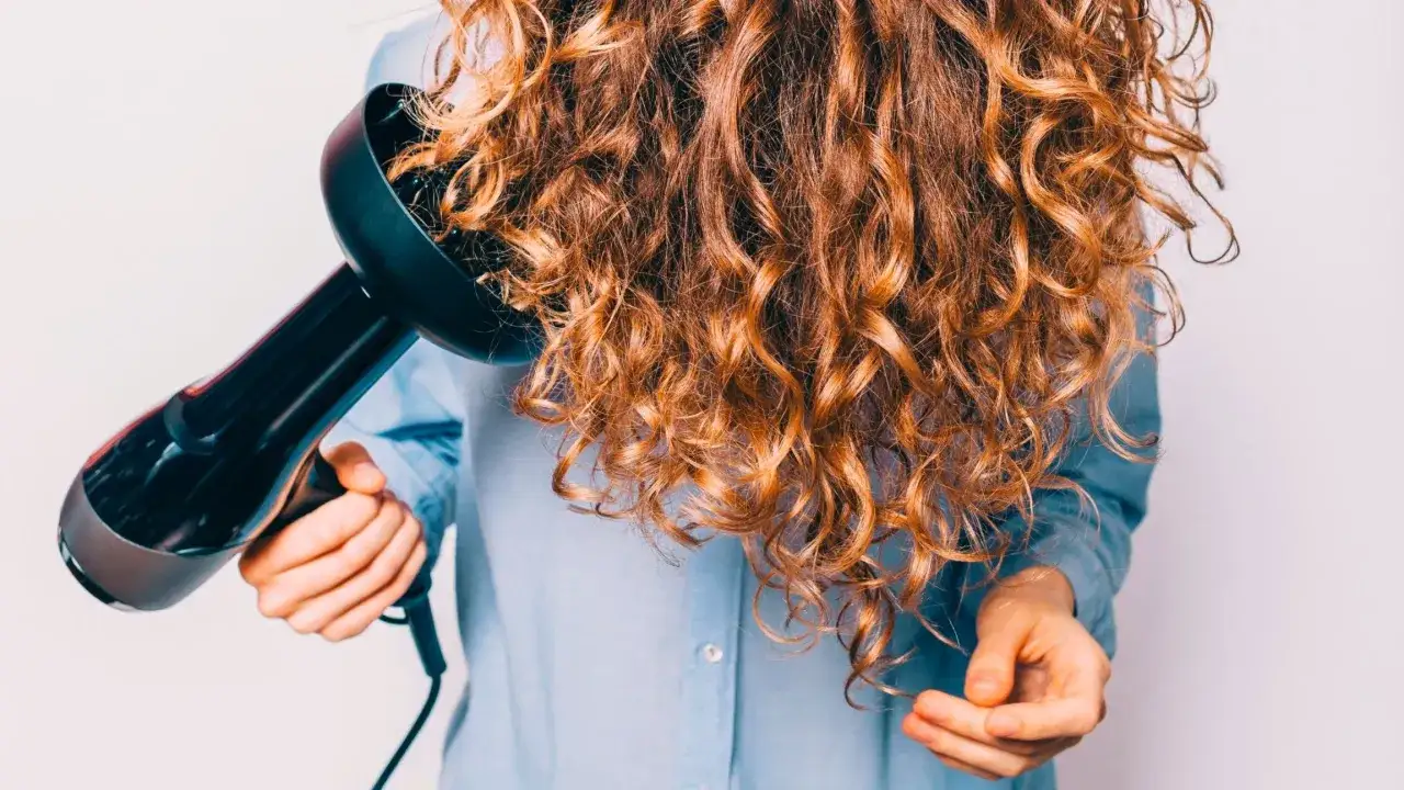 Secando el cabello para conseguir rizos perfectos con un difusor.