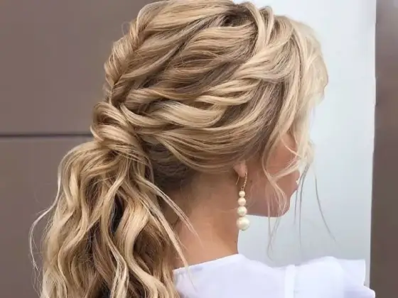 Trenzas y pelo suelto en bodas - El look romántico perfecto